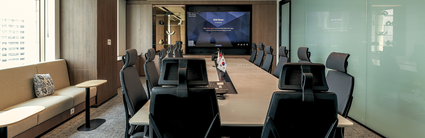 Ruang Pertemuan Kantor: Bersama Donggi Senoro LNG, dimana produktivitas bertemu dengan keunggulan.